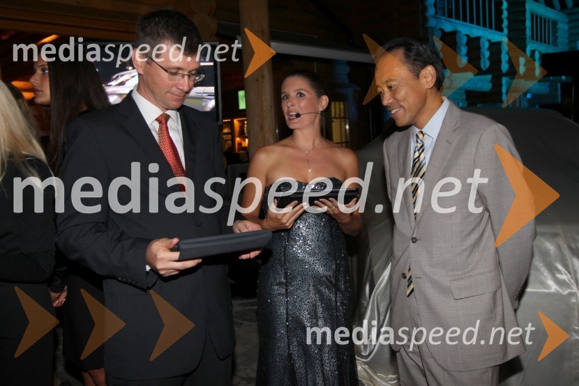 Martin Logar, direktor družbe Summit Avto, Bernarda Žarn, povezovalka prireditve in Nakagawa Hiroshi, izvršni direktor Summit AvtaRange Rover Evoque, VIP predstavitev