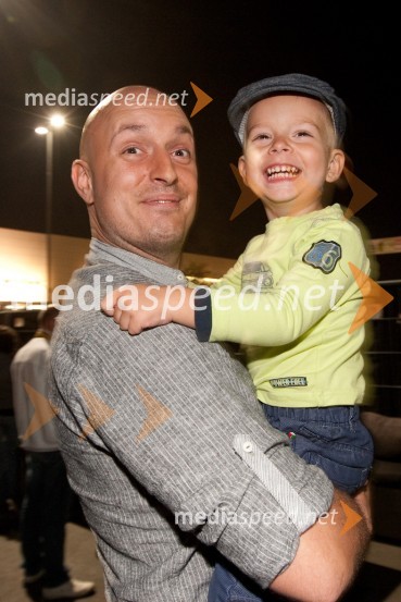 Boštjan Vajs, član skupine Victory s sinom21. Obletnica skupine Victory