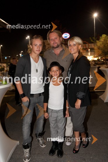 Miran Miki Vlahovič, član skupine Victory, soproga Petra ter otroka Mark in Tija21. Obletnica skupine Victory