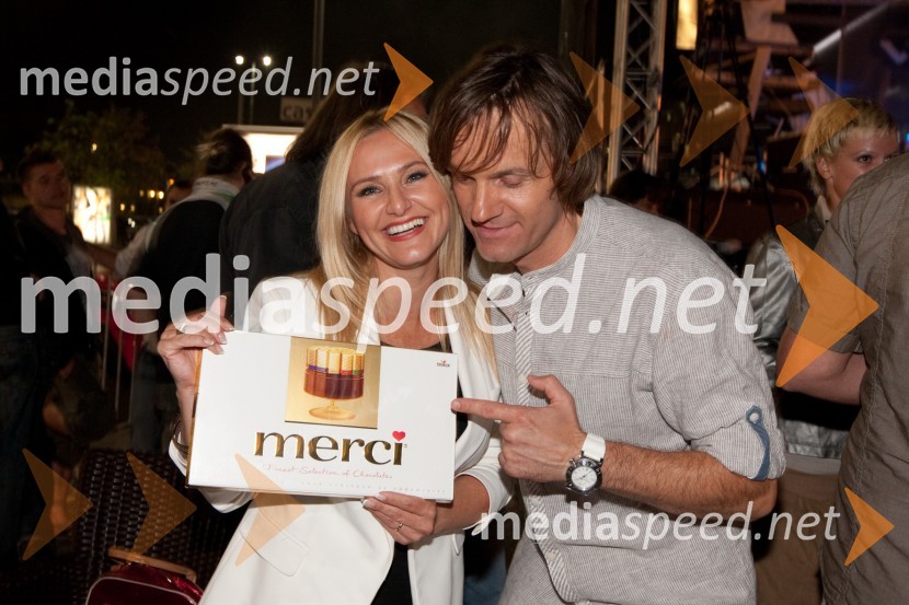 Nuša Derenda, pevka in 	Robert Dragar, član skupine Victory21. Obletnica skupine Victory