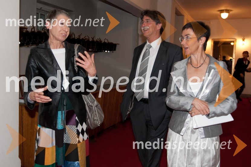 Alenka Pirjevec, predsednica ZDUS, Jožko Čuk, direktor SNG Nova Gorica in soproga Jasna, zdravnicaLjubezen in država, premiera SNG Drama Ljubljana