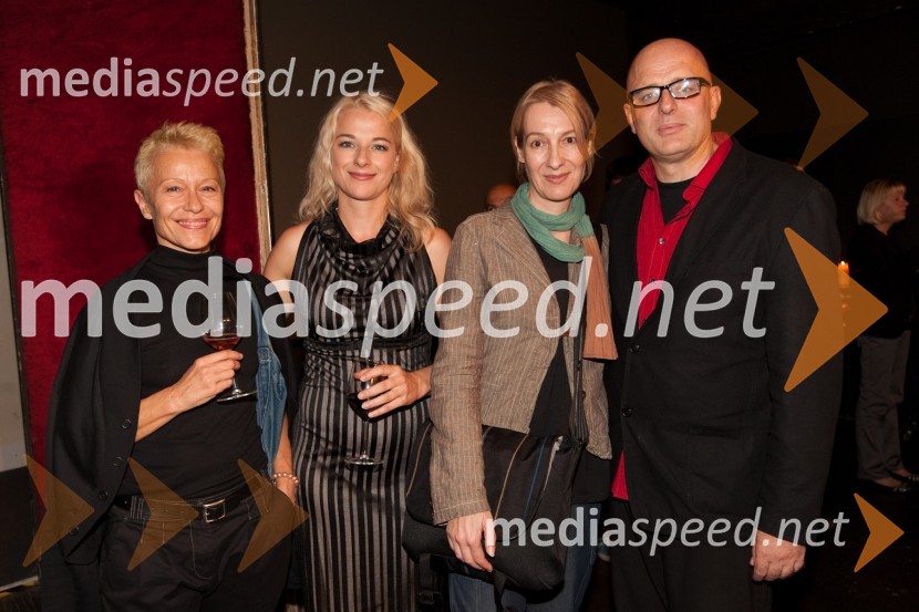 Mateja Rebolj, plesalka, Barbara Cerar, igralka, Dunja Zupančič, scenografinja in soprog Dragan Živadinov, režiserLjubezen in država, premiera SNG Drama Ljubljana