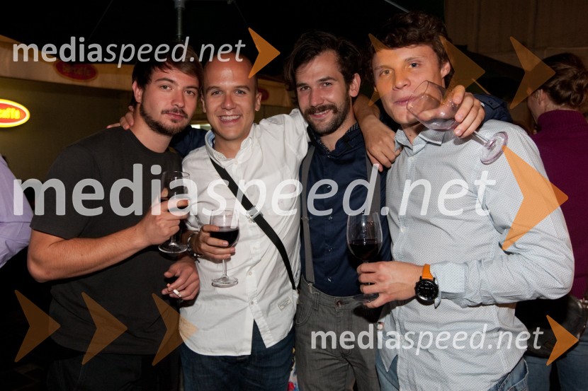 Nejc Gavoda, režiser, scenarist s prijatelji14. festival slovenskega filma, zaključek