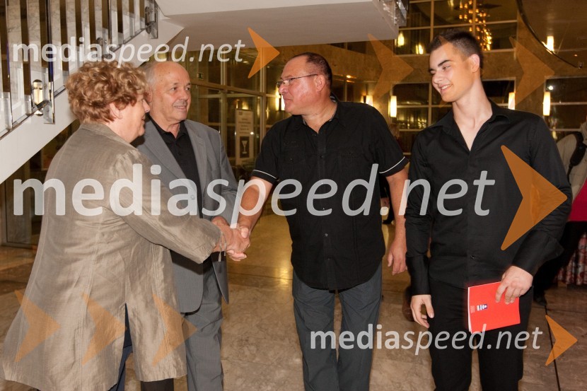 Sergij Pelhan, nekdanji direktor SNG Nova Gorica s soprogo, nace Junkar, operni pevec in Alen Malnar, pevecHlapci, premiera v SNG Nova Gorica