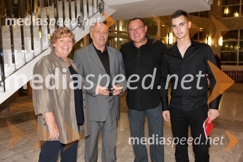 Sergij Pelhan, nekdanji direktor SNG Nova Gorica s soprogo, Nace Junkar, operni pevec in Alen Malnar, pevecHlapci, premiera v SNG Nova Gorica