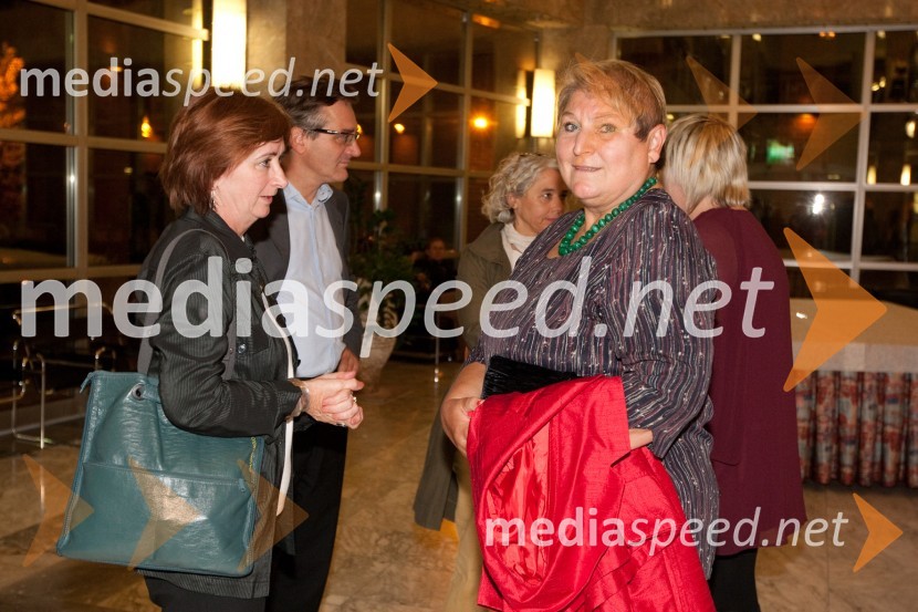 Maja Cerar, lektorica in Branka Gombač, mama glasbenika Boštjana GombačaHlapci, premiera v SNG Nova Gorica