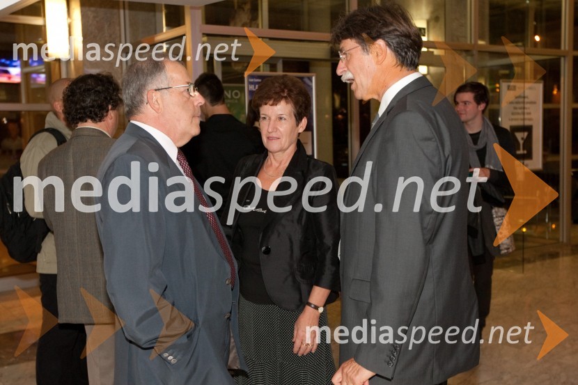 Zoltan Jan, državni svetnik RS s soprogo in Jožko Čuk, direktor SNG Nova GoricaHlapci, premiera v SNG Nova Gorica