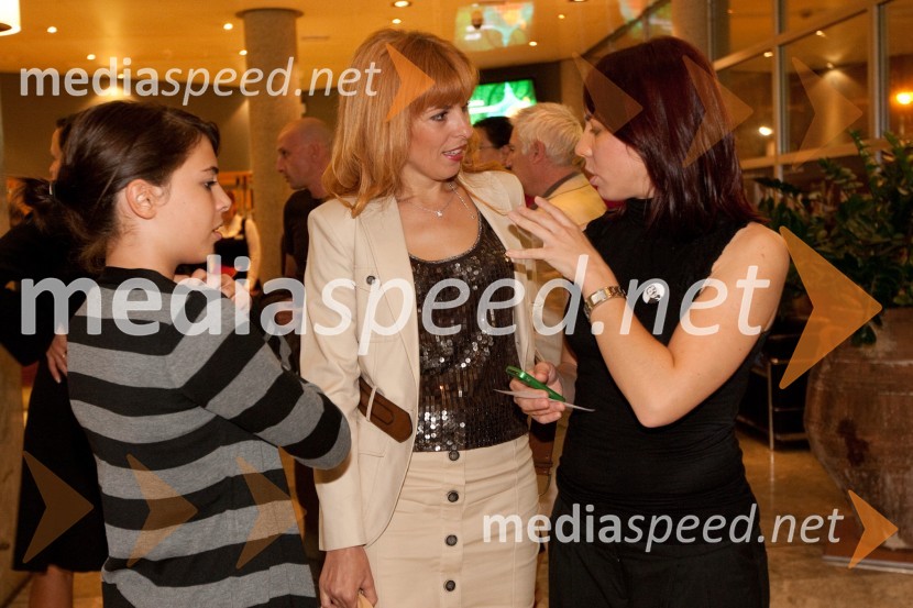 Martina Kodelja, urednica radia Robin, hči Anuša in Ana Kržišnik, dramaturginjaHlapci, premiera v SNG Nova Gorica