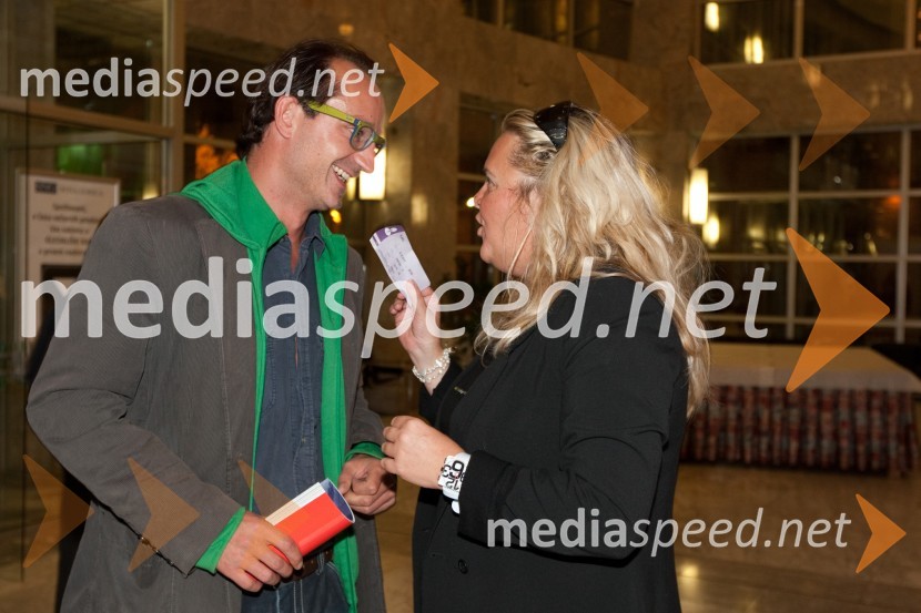 Blaž Valič, igralec in Katja Pegan, direktorica gledališča KoperHlapci, premiera v SNG Nova Gorica