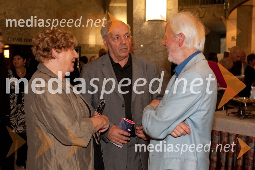 	Sergij Pelhan, nekdanji direktor SNG Nova Gorica s soprog in Janez Povše, režiserHlapci, premiera v SNG Nova Gorica