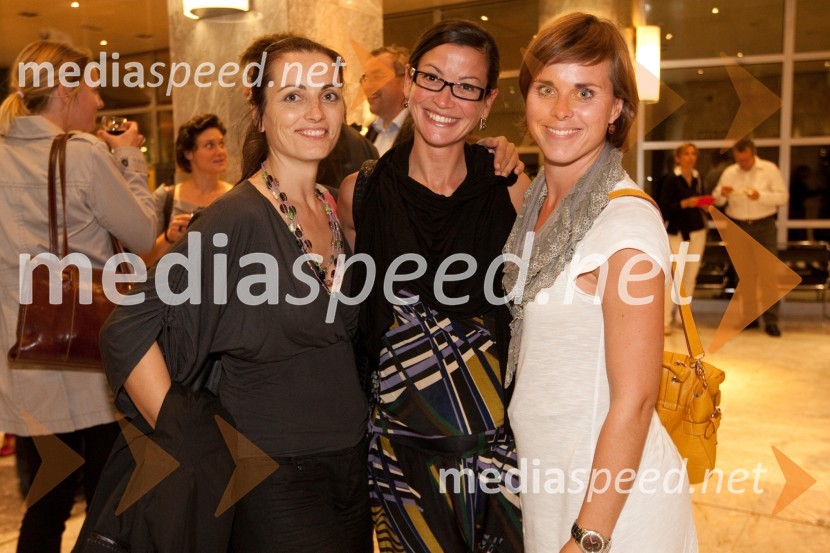 Nataša Pevec, trženje MGL, Simona Belle, služba za stike z javnostmi MGL in Petra HrastarHlapci, premiera v SNG Nova Gorica