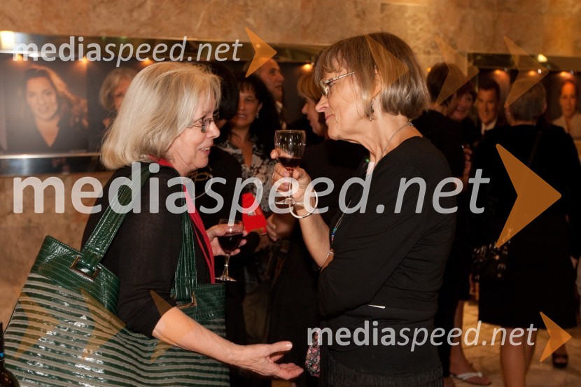 Teja Glažar, igralka in Minu Kjuder, igralkaHlapci, premiera v SNG Nova Gorica