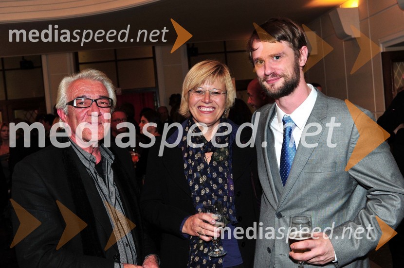 Slavko Deržek, Tina Mahkota in D.C. Jackson, avtor besedilaMoje bivše, moji bivši, premiera v SLG Celje