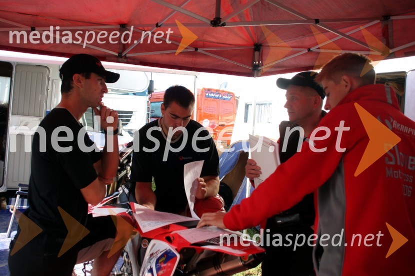 Slovenska ekipa med posvetomMOTOKROS, Pokal narodov 2006, Winchester, Velika Britanija - tiskovna konferenca in predstavitev tekmovalcev