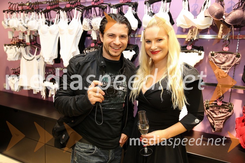 Jani Božič, fotograf in 	Danica Lovenjak, novinarkaOtvoritev trgovine B-Underwear, Mercator Center Šiška