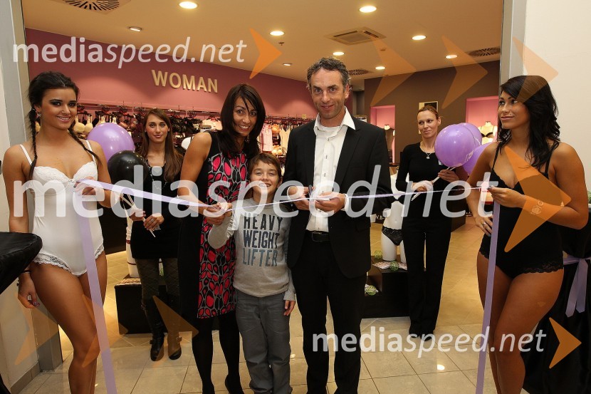 Barbara Podobnik, manekenka, Klavdija Grkman Zrim, predstavnica B-Underwear Slovenija, Mitja Zrim, predstavnik B-Underwear Slovenija in Teja Jeglić, manekenkaOtvoritev trgovine B-Underwear, Mercator Center Šiška