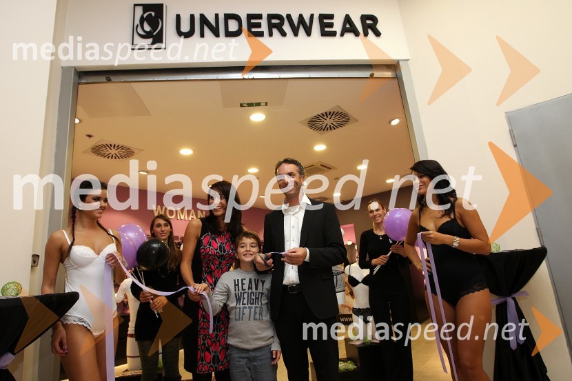 Barbara Podobnik, manekenka, Klavdija Grkman Zrim, predstavnica B-Underwear Slovenija, Mitja Zrim, predstavnik B-Underwear Slovenija in Teja Jeglič, manekenkaOtvoritev trgovine B-Underwear, Mercator Center Šiška