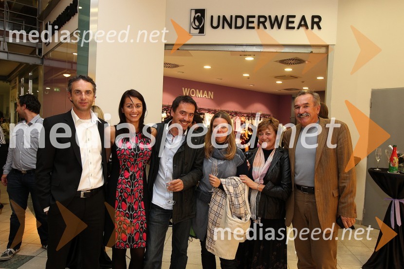 Mitja Zrim, Klavdija Grkman Zrim, predstavnika B-Underwear Slovenija, Grega Grkman, Katarina Hrovat, zobozdravnica Zobna ordinacija Babnik Horvat, Marinka Grkman in Srečo Grkman


Otvoritev trgovine B-Underwear, Mercator Center Šiška