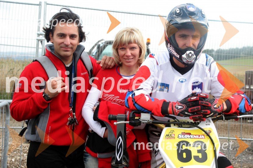 Sašo Kragelj (Slovenija), njegovo dekle Nataša in mehanik ŽeljkoMOTOKROS, Pokal narodov 2006, Winchester, Velika Britanija - tiskovna konferenca in predstavitev tekmovalcev