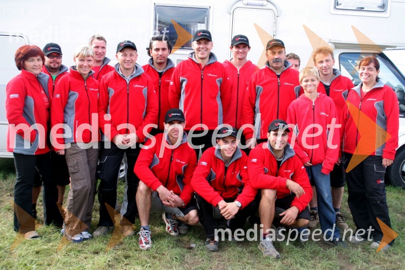Slovenski tekmovalci: Sašo Kragelj, Jaka Može in Matevž Irt (v ospredju) s spremljevalno ekipoMOTOKROS, Pokal narodov 2006, Winchester, Velika Britanija - tiskovna konferenca in predstavitev tekmovalcev