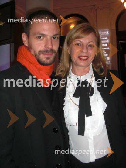 Tibor Pandur in mama Livija Pandur, dramaturginjaVojna in mir, premiera Tomaža Pandurja v HNK Zagreb