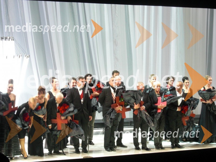 Poklon igralcevVojna in mir, premiera Tomaža Pandurja v HNK Zagreb