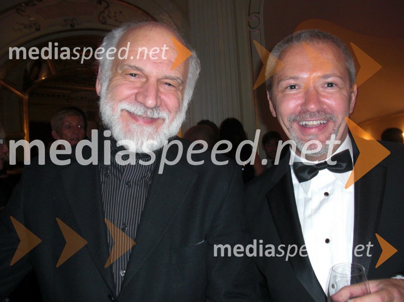 Dimitrije Popović, zagrebški slikar, grafik in risar ter Branko Lukić, avtor dramatizacijeVojna in mir, premiera Tomaža Pandurja v HNK Zagreb