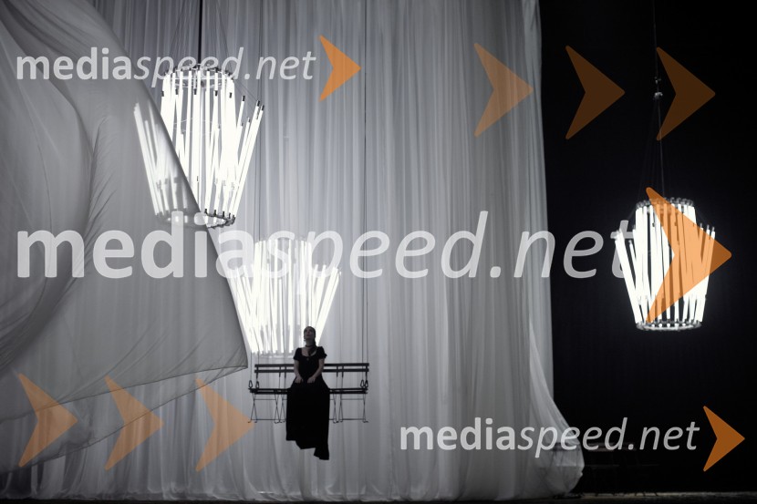 Alma Prica, igralkaVojna in mir, premiera Tomaža Pandurja v HNK Zagreb