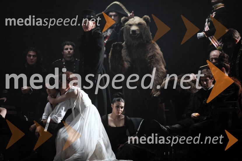 Prizor iz predstaveVojna in mir, premiera Tomaža Pandurja v HNK Zagreb