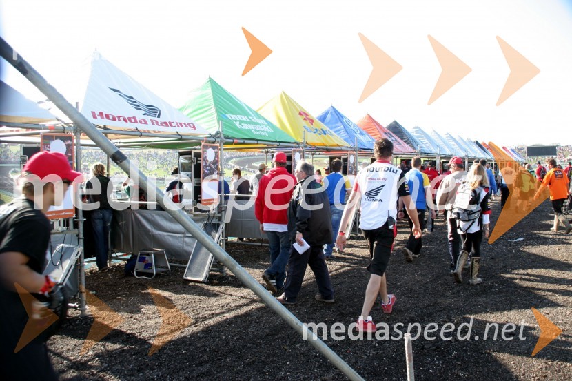 Prostor za mehanike in ekipeMOTOKROS, Pokal narodov 2006, Winchester, Velika Britanija - kvalifikacije in dirka