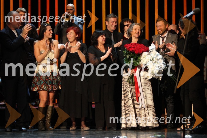 Milada Kalezić, igralka in dobitnica Borštnikovega prstana 2011 in igralski ansambel SNG MariborBorštnikov prstan prejela Milada Kalezić