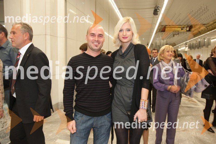 Marika Savšek, miss Universe 2010 in fant Jernej JevnišekPustimo jim sanje, dobrodelni koncert
