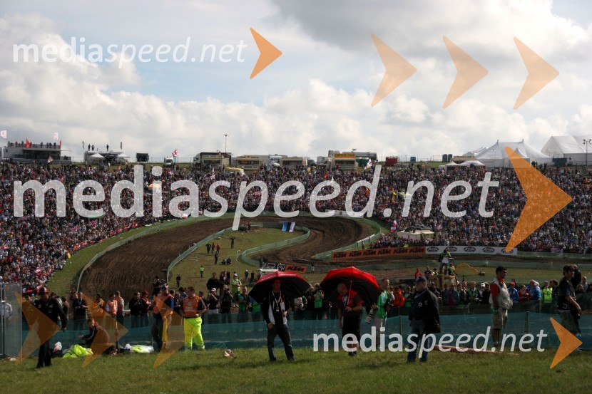 Ob progi se je zbralo preko 70.000 gledalcevMOTOKROS, Pokal narodov 2006, Winchester, Velika Britanija - kvalifikacije in dirka