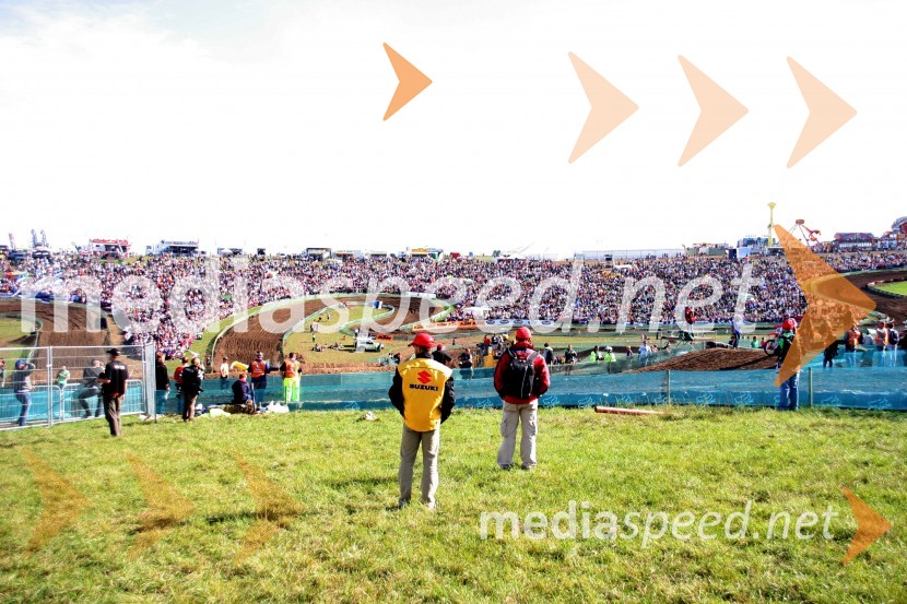 Ob progi se je zbralo preko 70.000 gledalcevMOTOKROS, Pokal narodov 2006, Winchester, Velika Britanija - kvalifikacije in dirka