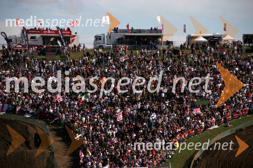 Ob progi se je zbralo preko 70.000 gledalcevMOTOKROS, Pokal narodov 2006, Winchester, Velika Britanija - kvalifikacije in dirka