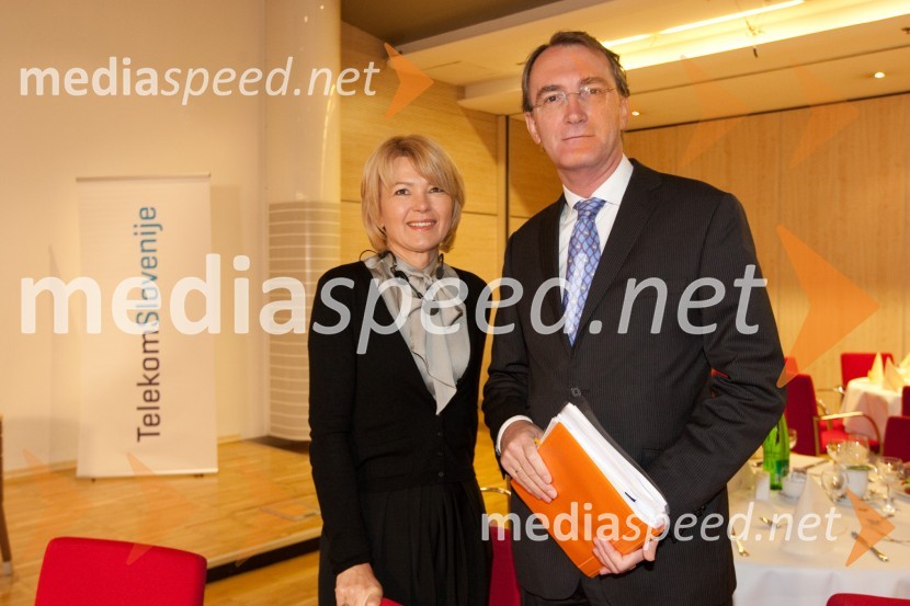 Nevenka Črešnar Pergar, lastnica in direktorica podjetja NP Consulting in Jos Douma, veleposlanik Nizozemske v SlovenijiAmCham poslovni zajtrk z okroglo mizo: Europa in Euro