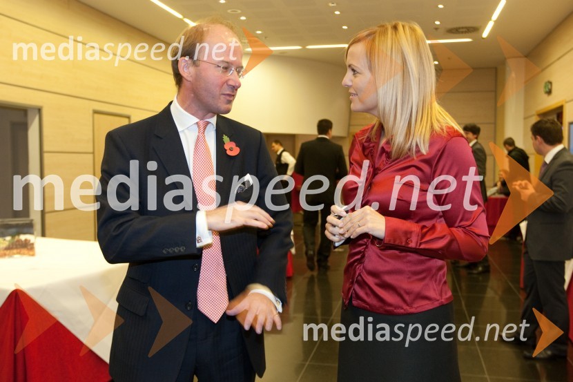 Andrew Page, veleposlanik Velike Britanije v Sloveniji in 	mag. Ajša Vodnik, izvršna direktorica Ameriške gospodarske zbornice (AmCham)AmCham poslovni zajtrk z okroglo mizo: Europa in Euro