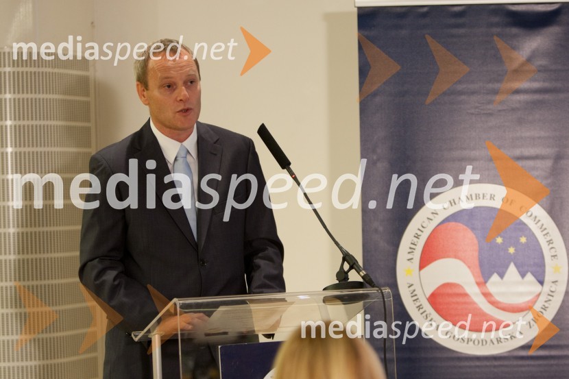 Matej Potokar, generalni direktor Microsoftove skupine za storitve (Microsoft Services) v regiji Srednje in Vzhodne Evrope, predsednik Ameriške gospodarske zbornice (AmCham)AmCham poslovni zajtrk z okroglo mizo: Europa in Euro