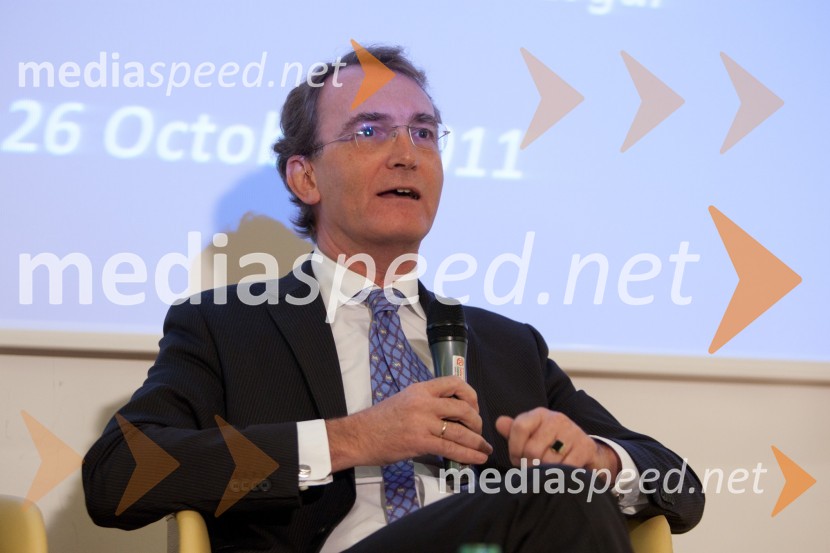 Jos Douma, veleposlanik Nizozemske v SlovenijiAmCham poslovni zajtrk z okroglo mizo: Europa in Euro