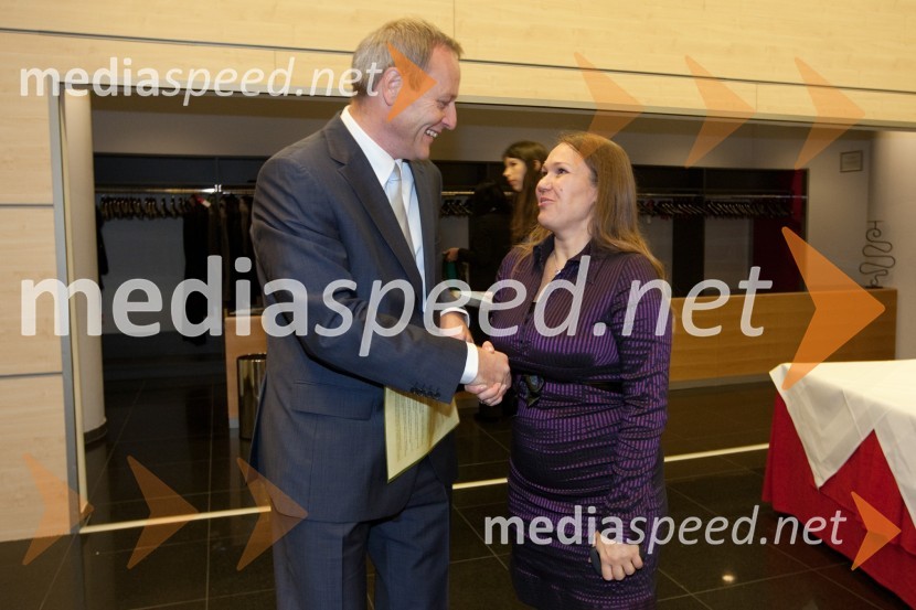 	Matej Potokar, generalni direktor Microsoftove skupine za storitve (Microsoft Services) v regiji Srednje in Vzhodne Evrope; Ljubljana, predsednik Ameriške gospodarske zbornice (AmCham) in Nina Irt, AmChamAmCham poslovni zajtrk z okroglo mizo: Europa in Euro