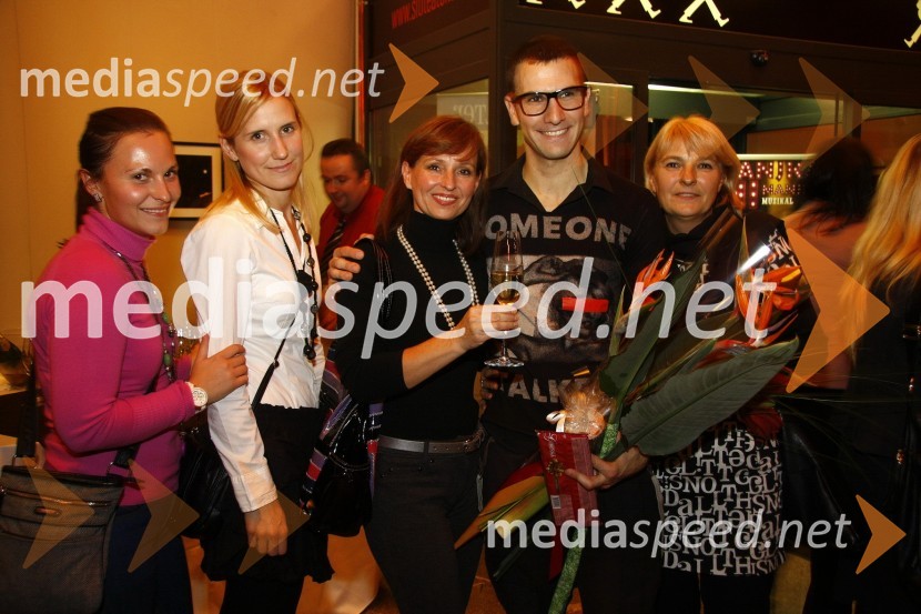 Nina Matkovič, Tanja Pleteršek, dekle Matevža Česna, Janja Pušelj, strokovna vodja in ustanoviteljica plesne šole Bolero ter mama Nike Kljun, Matevž Česen, plesalec in njegova mama Teja ČesenPremiera muzikala Manjka mi, manjka… pa ne samo tisto