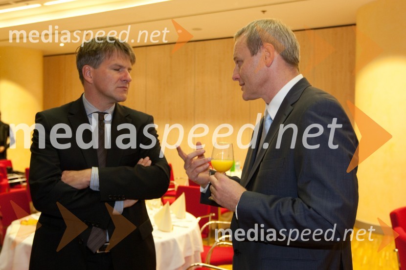 Miro Smrekar, direktor Adecco H.R. d.o.o. in Matej Potokar, generalni direktor Microsoftove skupine za storitve (Microsoft Services) v regiji Srednje in Vzhodne Evrope, predsednik Ameriške gospodarske zbornice (AmCham)AmCham poslovni zajtrk z okroglo mizo: Europa in Euro