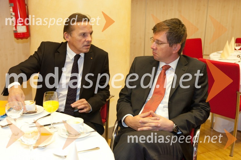 ... in Martin Logar, direktor družbe Summit AvtoAmCham poslovni zajtrk z okroglo mizo: Europa in Euro