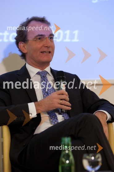 	Jos Douma, veleposlanik Nizozemske v SlovenijiAmCham poslovni zajtrk z okroglo mizo: Europa in Euro