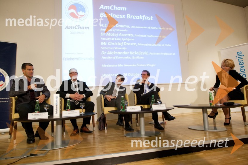 dr. Alenksandar Kešeljević, Ekonomska fakulteta v Ljubljani, Christof Droste, direktor Hella Saturnus Slovenija in manager leta, dr. Matej Accetto, Pravna fakulteta v Ljubljani, Jos Douma, veleposlanik Nizozemske v Sloveniji in Nevenka Črešnar Pergar, lastnica in direktorica podjetja NP ConsultingAmCham poslovni zajtrk z okroglo mizo: Europa in Euro