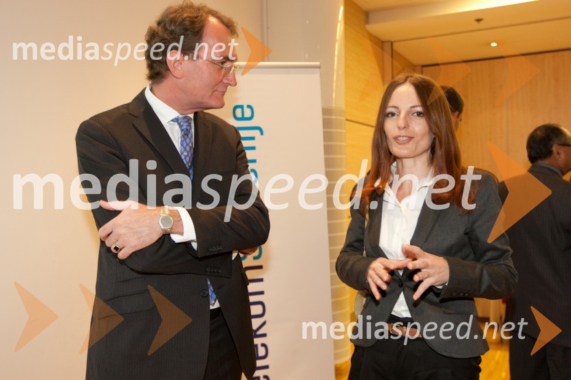 Jos Douma, veleposlanik Nizozemske v Sloveniji in ...AmCham poslovni zajtrk z okroglo mizo: Europa in Euro