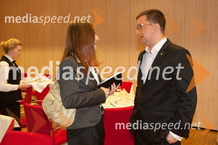 ... in Žiga Vavpotič, Zavod YpsilonAmCham poslovni zajtrk z okroglo mizo: Europa in Euro