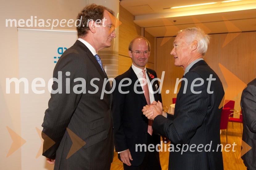 Jos Douma, veleposlanik Nizozemske v Sloveniji, Andrew Page, veleposlanik Velike Britanije v Sloveniji in Janez PergarAmCham poslovni zajtrk z okroglo mizo: Europa in Euro