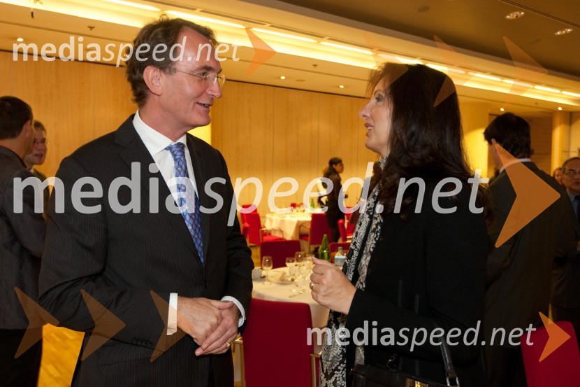 Jos Douma, veleposlanik Nizozemske v Sloveniji in 	Biljana Weber, direktorica MicrosoftAmCham poslovni zajtrk z okroglo mizo: Europa in Euro