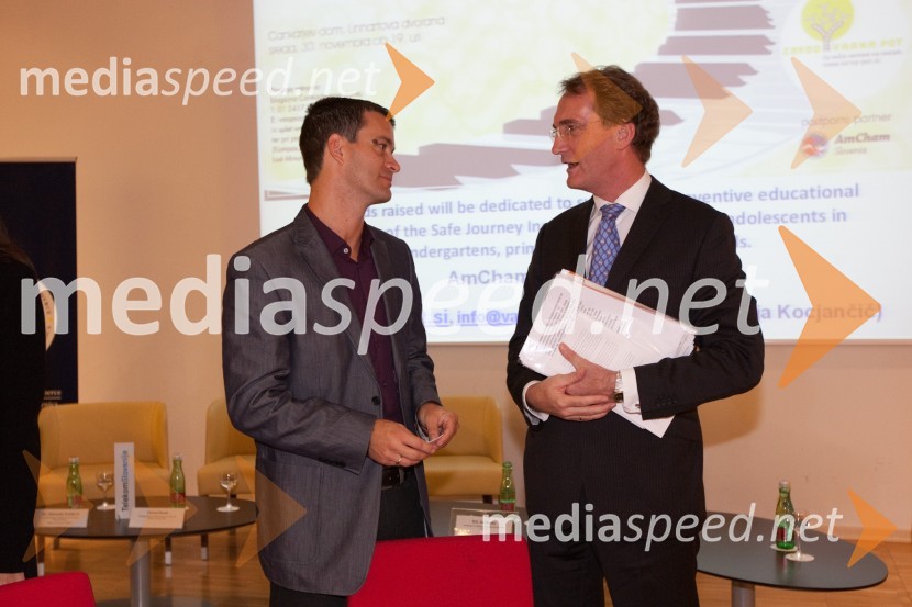 	dr. Alenksandar Kešeljević, Ekonomska fakulteta v Ljubljani in Jos Douma, veleposlanik Nizozemske v SlovenijiAmCham poslovni zajtrk z okroglo mizo: Europa in Euro